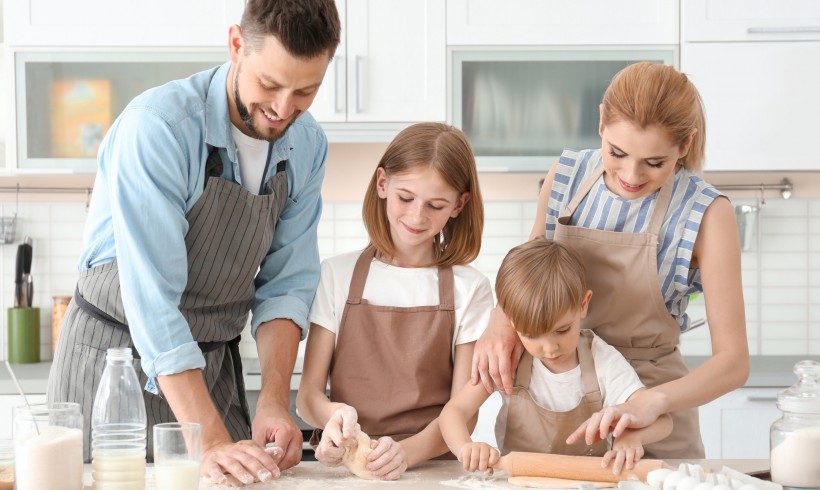 Cucinare insieme a papà e mamma: una straordinaria attività educativa!